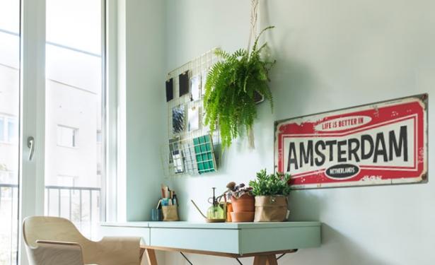 retro bord van Amsterdam rood voor een vintage interieur-min