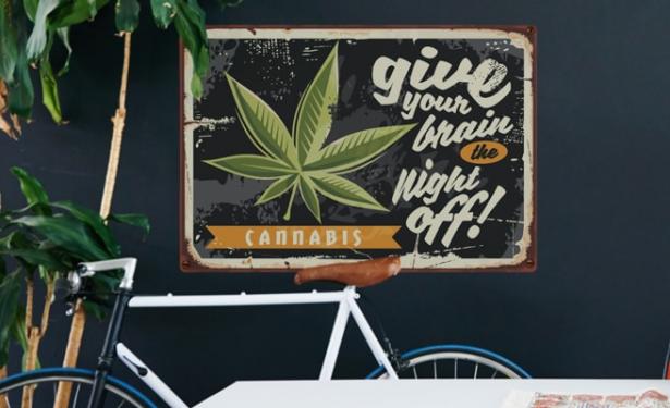 retro bord van give your brain the night off Amsterdam-min