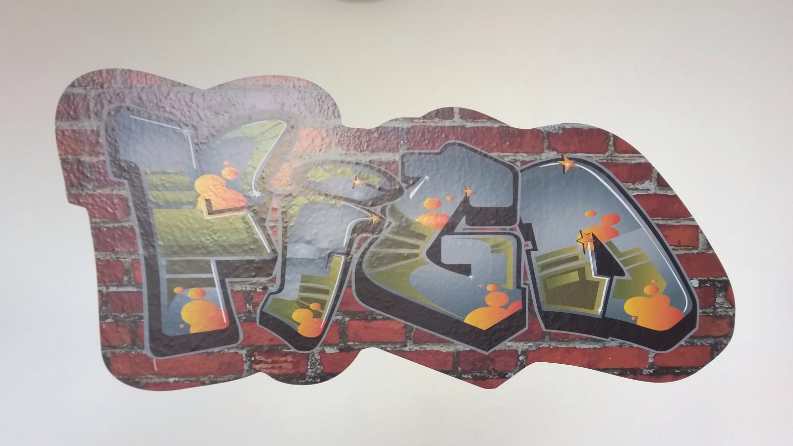 Stickerop muursticker graffiti op stenen muur stefan Kleur ontwerp muur